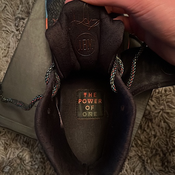 Nike Kyrie 2 BHM 2016 Basketball Shoes - Picture 3 of 4